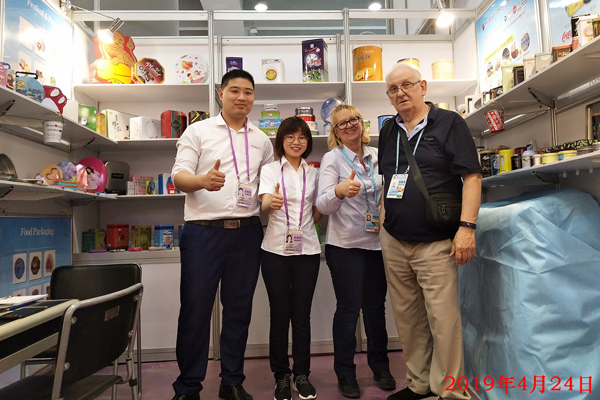 與卷煙托盤客戶在廣交會(huì)現(xiàn)場合影